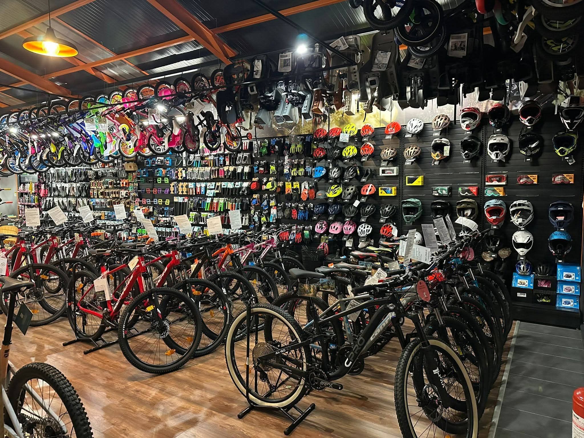 Interiorul magazinului Everest Bike Shop — imaginea 2