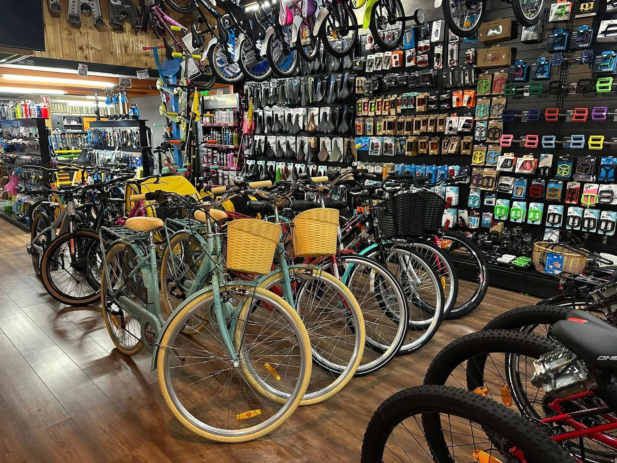 Interiorul magazinului Everest Bike Shop — imaginea 3