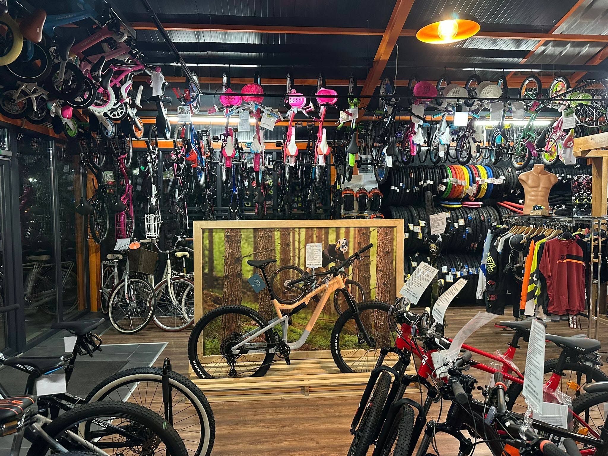 Interiorul magazinului Everest Bike Shop — imaginea 4
