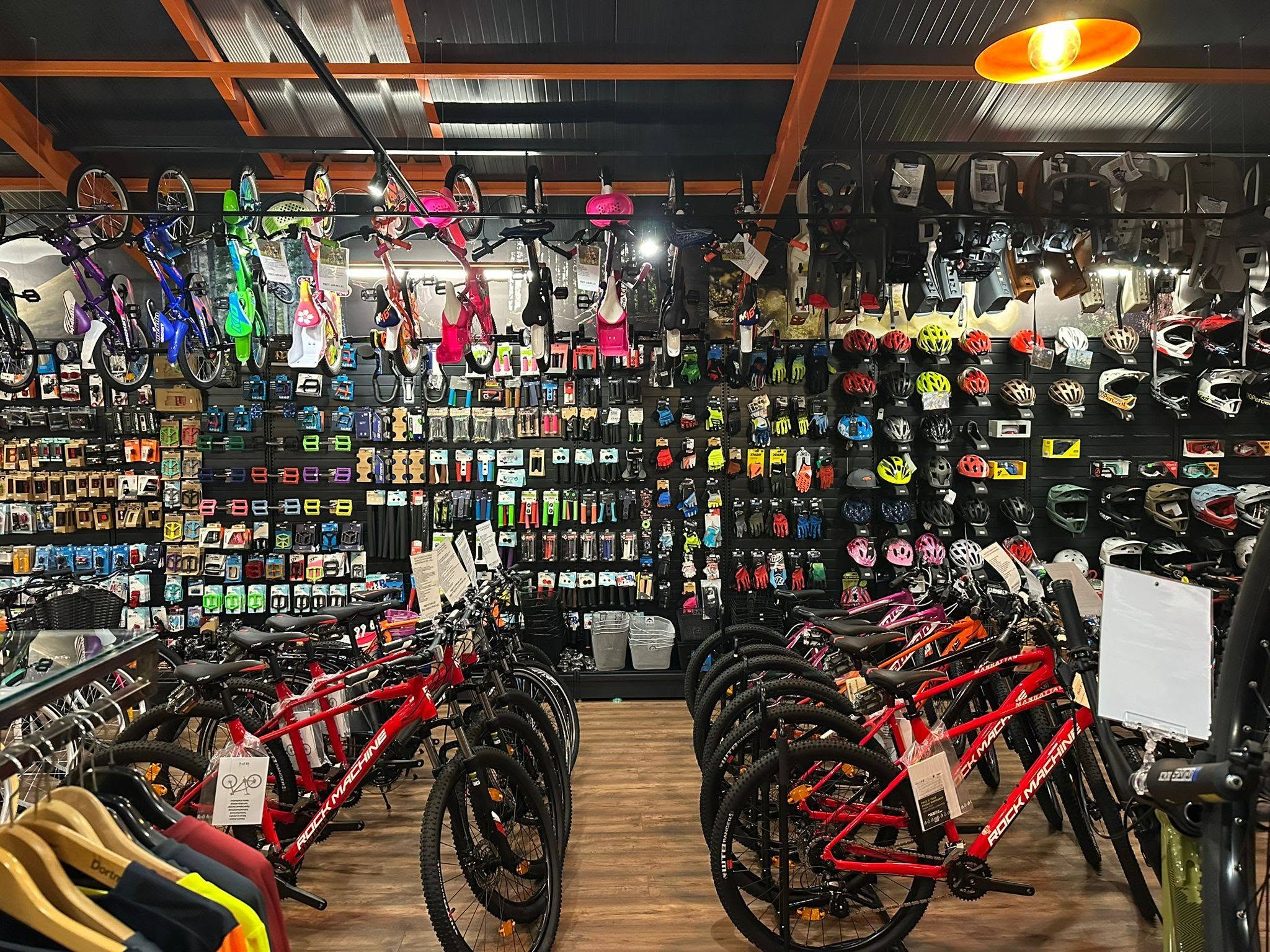 Interiorul magazinului Everest Bike Shop — imaginea 5