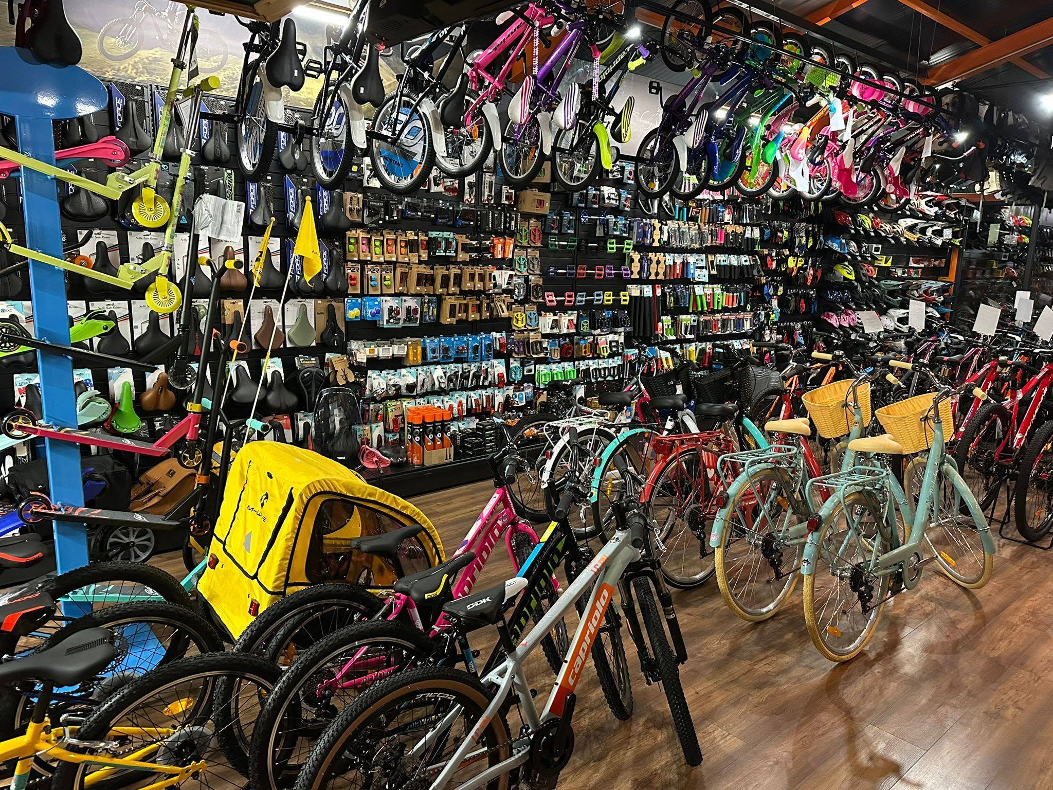 Interiorul magazinului Everest Bike Shop — imaginea 6